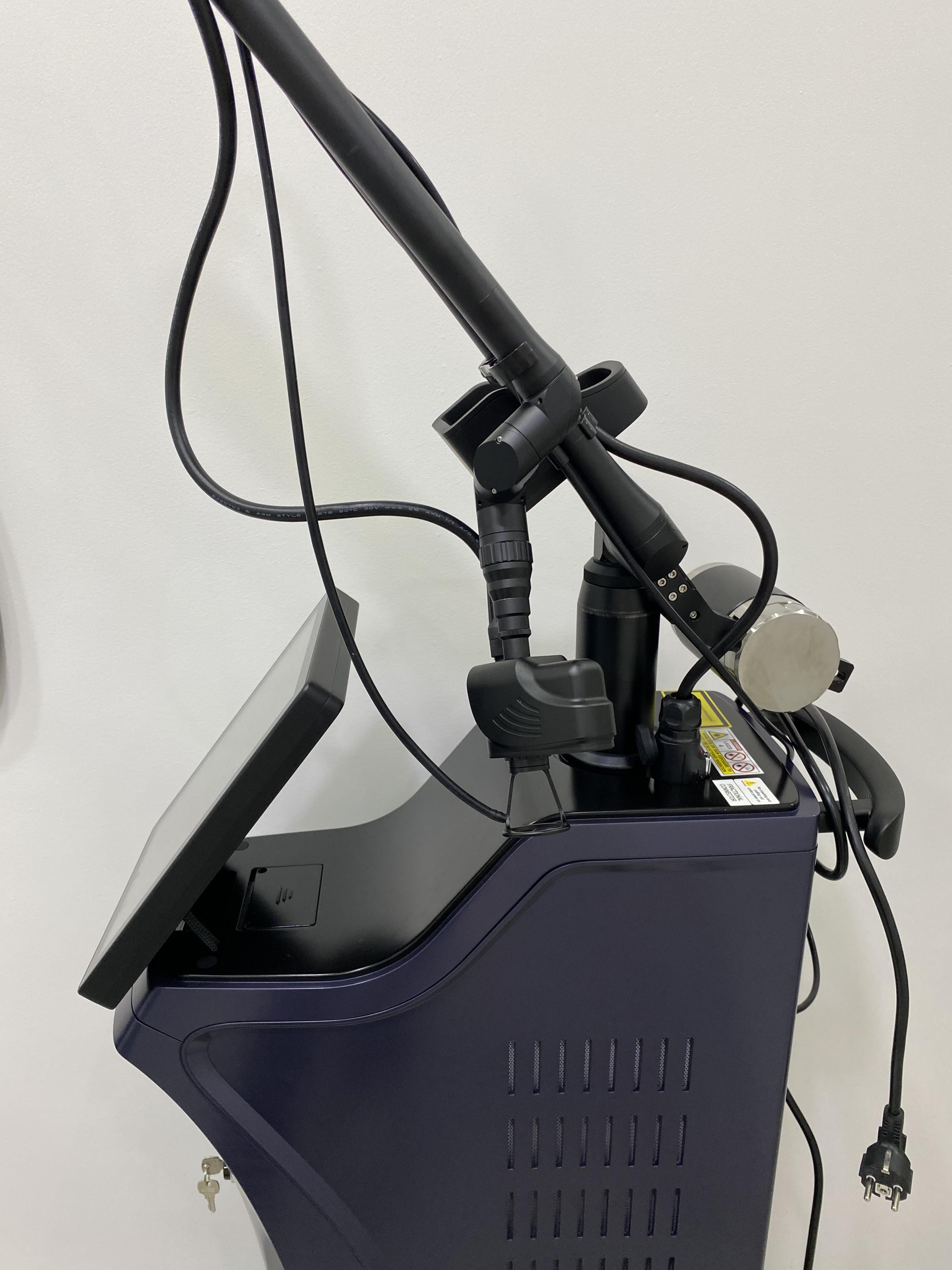 Medical Skin Lase PRO – Articulating arm and safety features detail